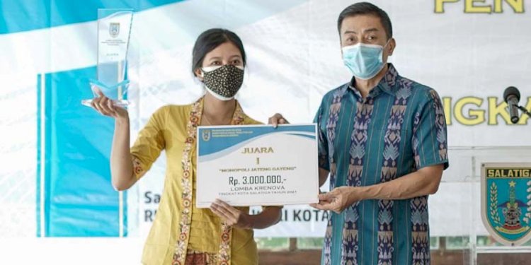 Wali Kota Salatiga Yuliyanto saat menyerahkan penghargaan langsung oleh Wali Kota Salatiga, Yuliyanto, SE, MM, di Rumah Dinas, Selasa (24/8). RMOL Jateng