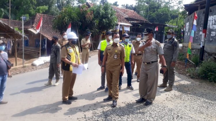 Bupati Batang Wihaji meninjau lokasi proyek jalan Tulis Batiombo Kecamatan Tulis.