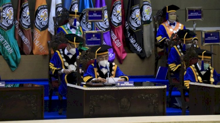 Rektor Undip Prof. Yos Johan Utama, dalam Sidang Terbuka Senat Akademik Universitas Diponegoro (Undip) dengan acara Upacara Wisuda ke-163 Tahun 2021, Rabu (25/8). / RMOL Jateng 