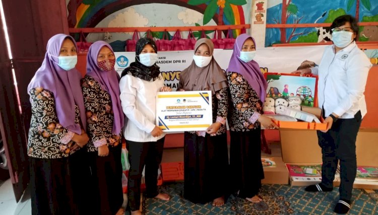 Sahabat Leatari saat menyerahkan bantuan APE di Kabupaten Jepara