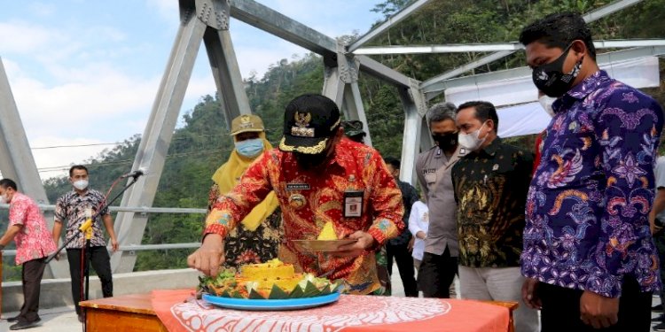 Bupati Banjarnegara Budhi Sarwono meresmikan Jembatan Plipiran.