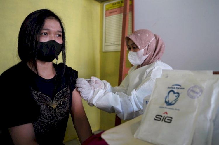 Salah seorang warga Desa Kudur, Kecamatan Winong, Kabupaten Pati menerima multivitamin dari SIG./ RMOL Jateng 