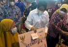 Salurkan Bantuan, Mensos Risma Semangati Anak-anak Korban Covid-19