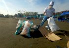 Aksi Bersih Sampah di Pantai Tirang Semarang
