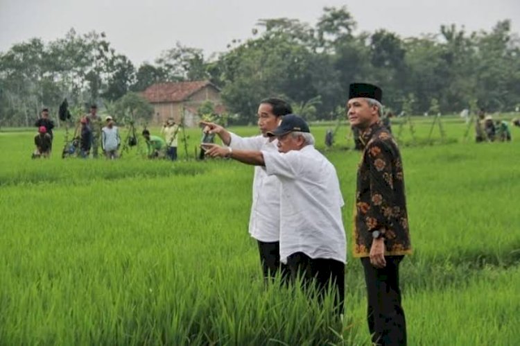 Gubernur Jateng Ganjar Pranowo saat mendampingi Presiden Joko Widodo. / Net. 