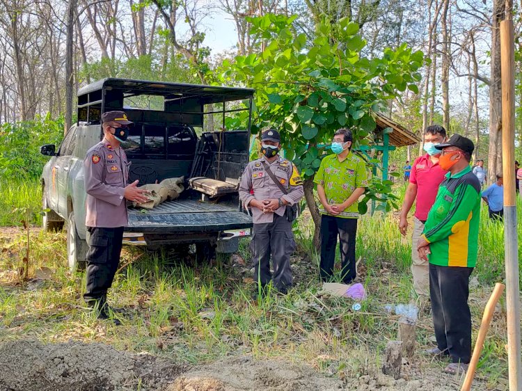 Petugas Polsek Randublatung saat melakukan evakuasi mayat di hutan./RMOLJateng