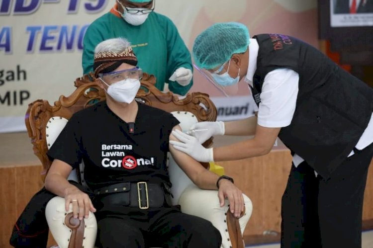 Gubernur Jateng Ganjar Pranowo saat menerima vaksinasi Covid-19 di RSUD Tugurejo Semarang, Kamis (14/1/2021). / foto-foto: jatengprov.go.id