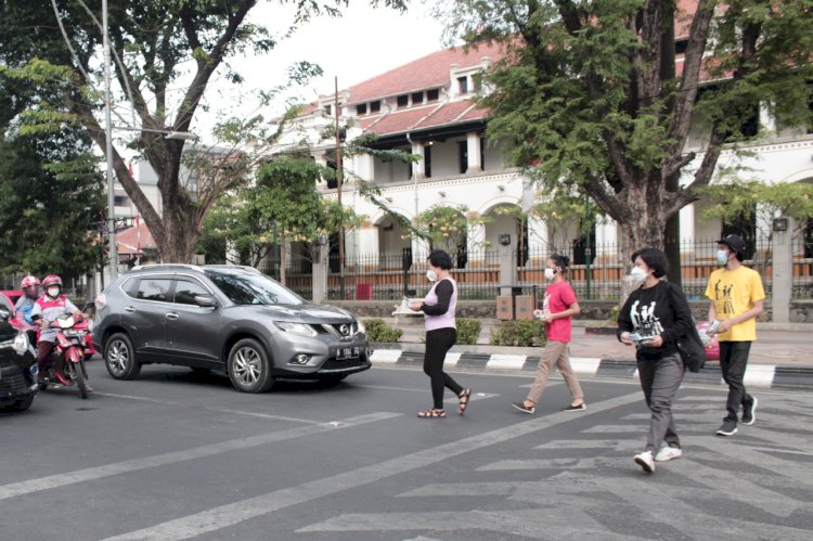 Theresia Tarigan bersama aktivis Koalisi Pejalan Kaki Semarang (KPKS) saat berjalan kaki sambil berbagi masker kepada pengendara bermotor di depan Lawangsewu, Semarang. / foto-foto. dok. KPKS
