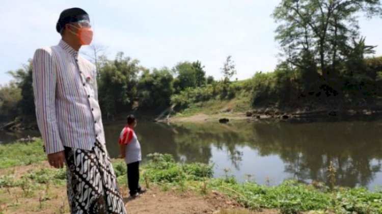 Ganjar Pranowo saat mengecek pencemaran sungai Bengawan Solo akibat limbah kotoran babi tahun lalu. / RMOL Jateng 