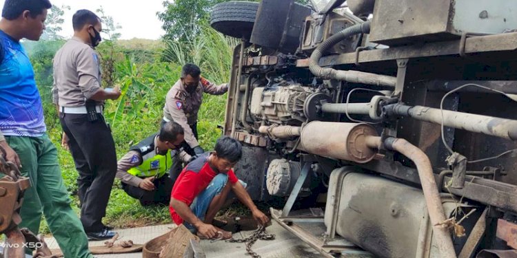  Kasatlantas AKBP Sigit saat periksa truk penyebab laka lantas. RMOL Jateng