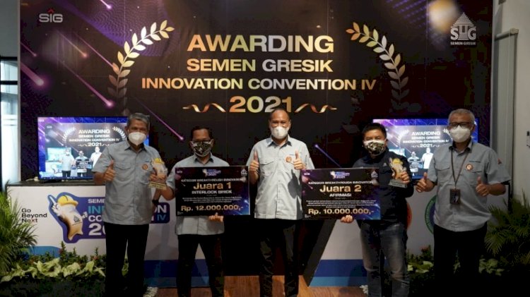 Direktur Utama Semen Gresik Subhan menyerahkan hadiah kepada pemenang kategori Breakthrough Innovation SGIC Award 2021./ RMOL Jateng 