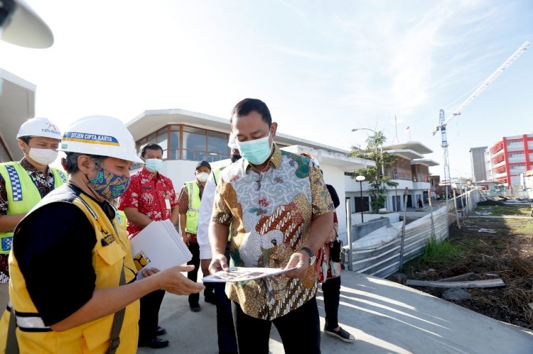 Walikota Semarang Hendrar Prihadi saat melakukan peninjauan Pasar Johar.