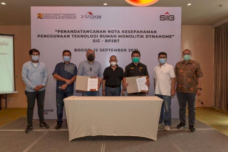 Direktur Marketing dan Supply Chain SIG, Adi Munandir (tiga dari kiri), Direktur Jendral Pembiayaan Infrastuktur Pekerjaan Umum dan Perumahan, Herry Trisaputra Zuna (tengah) dan Ketua Tim Fasilitasi BP2BT Sumatera Selatan, J Riantony (lima dari kiri) saat penandatanganan MoU kerjasama penggunaan teknologi rumah monolitik Dynahome, Minggu (12/9). / RMOL Jateng 