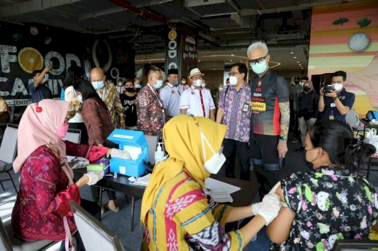 Ganjar saat meninjau sentra vaksinasi yang digelar oleh Paguyuban Pedagang Mi dan Bakso (Papmiso) Indonesia di Mall Tentrem Semarang, Selasa (14/9). / RMOL Jateng 