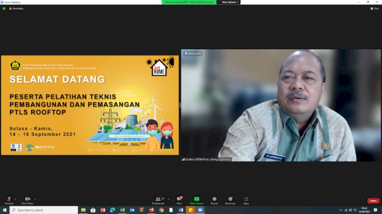 Kepala Dinas Energi dan Sumber Daya Mineral Sujarwanto Dwiatmoko, saat membuka Pelatihan Teknis Pembangunan dan Pemasangan Pembangkit Listrik Tenaga Surya (PLTS) Rooftop  secara virtual, kepada sekolah dan pelaku UMKM. / RMOL Jateng 