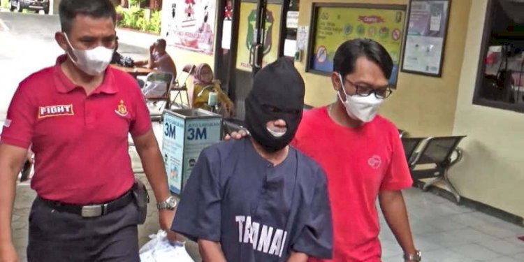 Tersangka kasus pencabulan digiring petugas Polres Jepara, Kamis (16/9)