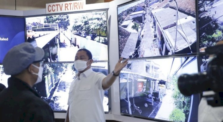 Walikota Semarang Hendrar Prihadi saat memperlihatkan situasi Kota Semarang melalui puluhan ribu CCTV.