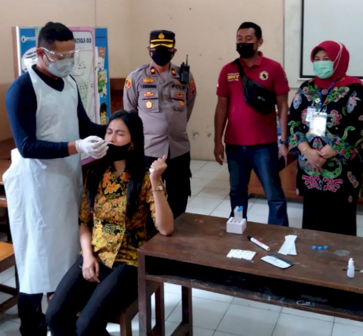 Pelajar dan Guru saat dilakukan swab oleh Tim Pengawas Diknas dan Polres Salatiga dalam rangka monitoring dan evaluasi pelaksanaan PTM jenjang pendidikan SD, SMP dan PT, Rabu (22/9). / RMOL jateng