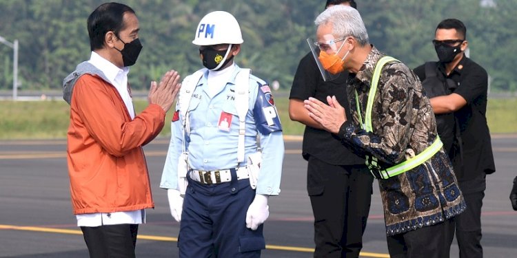 Presiden RI Joko Widodo disambut Gubernur Jateng Ganjar Pranowo saat kunjungan di Cilacap/RMOLJateng