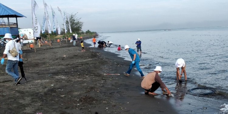 Bersih Pantai oleh PT Kekancan Mukti