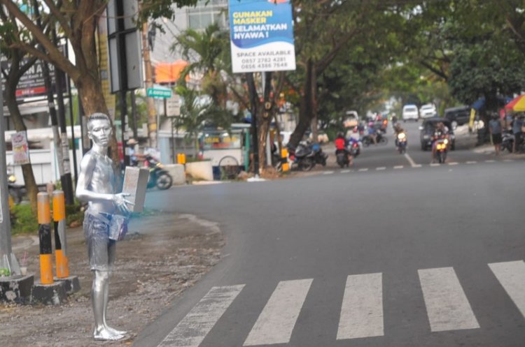 Manusia silver di sebuah perempatan jalan di Semarang. / RMOL Jateng 