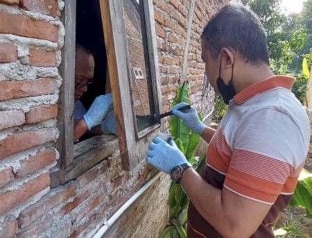 Reskrim Polres Kudus saat mencari jejak sidik jari pelaku pembobolan rumah warga Margorejo. (Eko Wahyu Prastyo/RMOLjateng)
