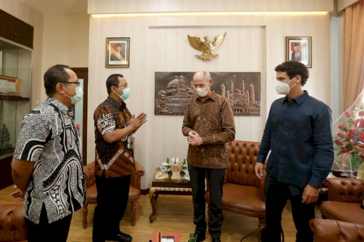 Wali Kota Semarang, Hendrar Prihadi saat menerima kunjungan Duta Besar Belanda untuk Indonesia, Lambert Grijns di Balaikota Semarang. / RMOL Jateng 