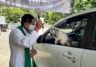 Pastor Memberkati Hewan Peliharaan dan Tumbuhan secara Drive Thru