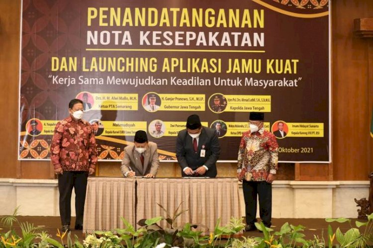 Wakil Gubernur Jawa Tengah Taj Yasin Maimoen dan Ketua Pengadilan Tinggi Agama Semarang, Alwi Mallo, menandatangani nota kesepakatan kerjasama, Jumat (1/10). / RMOL Jateng 