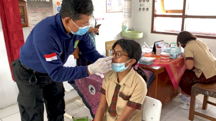 Seorang siswa SD di Salatiga saat disweb oleh petugas gabungan sebelum ditemukannya kasus Covid-19 di SD Gendongan 1 Salatiga, beberapa waktu lalu. / RMOL Jateng 