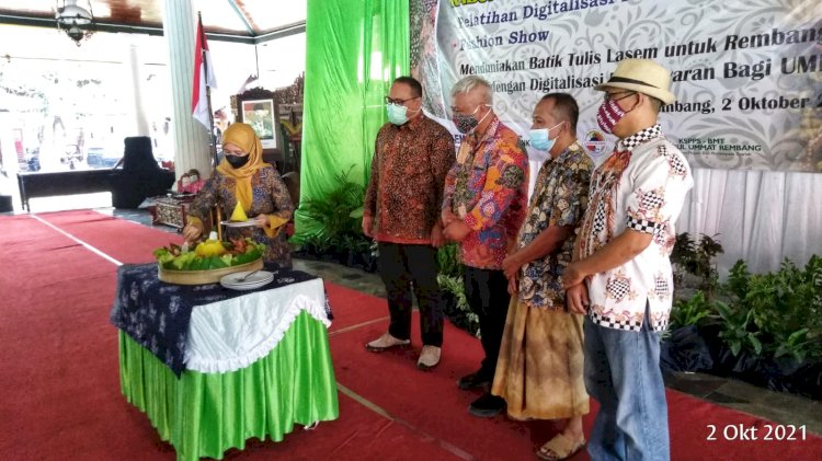 Wakil Bupati Rembang Gus Hanies bersama ketua Dekranasda Rembang Hasiroh Hafidz membuka acara peringatan Hari Batik Nasional 2021 di Pendopo Museum Kartini Rembang, Sabtu (2/10/2021) siang. (Muhammad A.F/RMOLjateng)