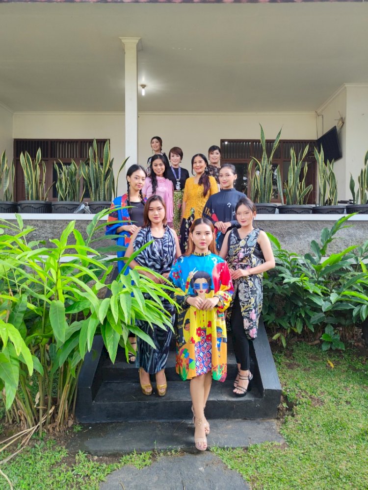 Sejumlah model dari Post Modeling School Salatiga usai tampil memeragakan busana batik nan elegan dan berkelas asli Salatiga ditengah peringatan Hari Batik Nasional di Rumah Dinas Wali Kota, Sabtu (2/10). / RMOL Jateng 