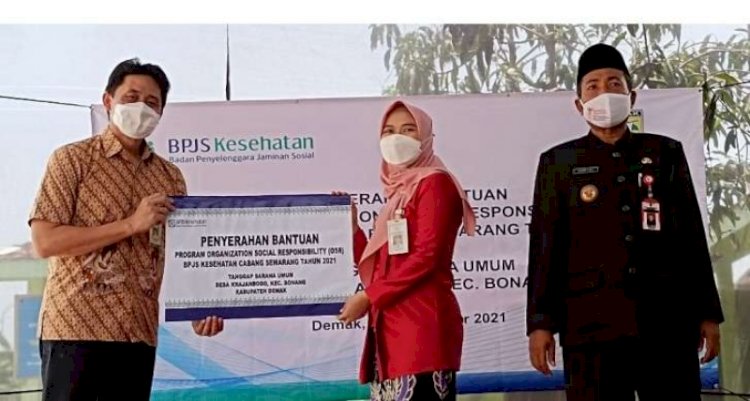 Bupati Demak Esti'anah dan Kepala BPJS Kesehatan Cabang Semarang Andi Ashar saat peresmian  program Organization Social Responsibility (OSR) BPJS Kesehatan di Desa Krajanbogo, Kecamatan Bonang, Senin (4/10)./ RMOL Jateng 