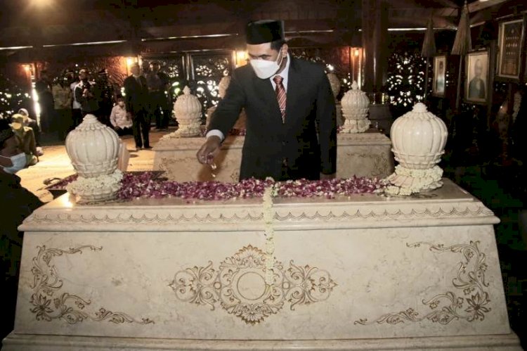 Wakil Gubernur Jateng  Taj Yasin Maimoen, saat tabur bunga  dalam kegiatan ziarah ke Makam Presiden ke-2 RI Soeharto di Astana Giribangun, dalam rangkaian HUT TNI, Senin (4/10/2021). / RMOL Jateng 