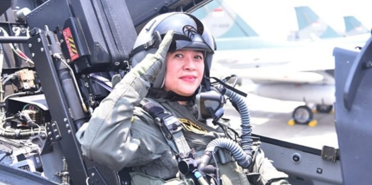 Puan Maharani memberi hormat sesaat sebelum take off dengan jet tempur TNI AU T-50i Golden Eagle. / RMOL Jateng 