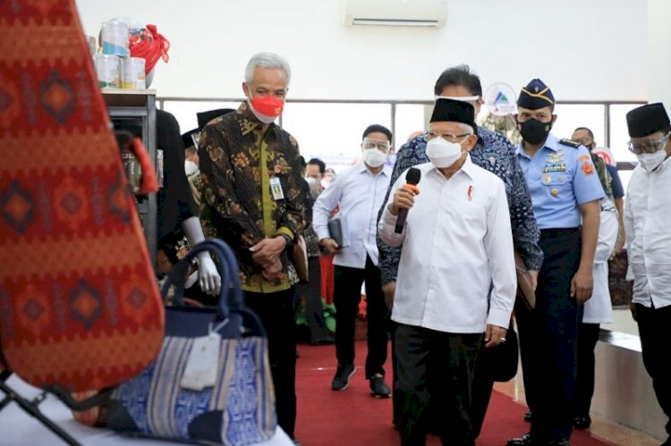 Wapres Ma'ruf Amin didampingi Gubernur Jateng Ganjar Pranowo saat meninjau produk UMKM Jateng, dalam kunjungan kerja di Semarang, Kamis (7/10). / RMOL Jateng 