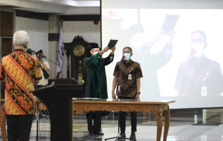 Gubernur Jateng Ganjar Pranowo saat melantik dan mengambil sumpah Sumarno menjadi Sekda Jateng, Jumat (8/10). / RMOL Jateng 