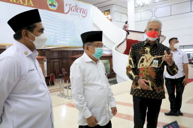 Ketua Umum PMI Pusat H Jusuf Kalla bersama Gubernur Jateng Ganjar Pranowo dan Wagub Taj Yasin Maimoen, seusai acara pelantikan pengurus PMI Jateng, Jumat (8/10). / RMOL Jateng 