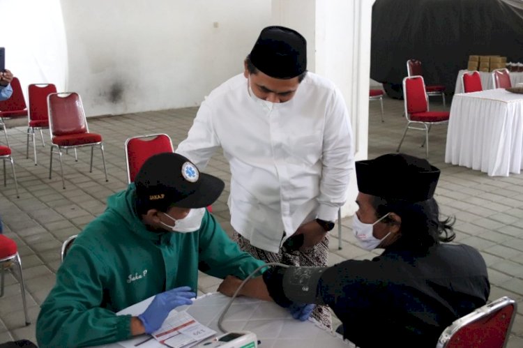Wakil Gubernur Jawa Tengah Taj Yasin Maimoen saat meninjau Vaksinasi Covid - 19 di Pondok Pesantren Darussalam Timur Watucongol, Sabtu (9/10). / RMOL Jateng 