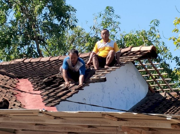 Genteng rumah warga yang lepas karena angin kencang disertai hujan lebat menerjang tiga desa di Kecamatan Bancak, Kabupaten Semarang, beberapa waktu lalu./ RMOL Jateng 