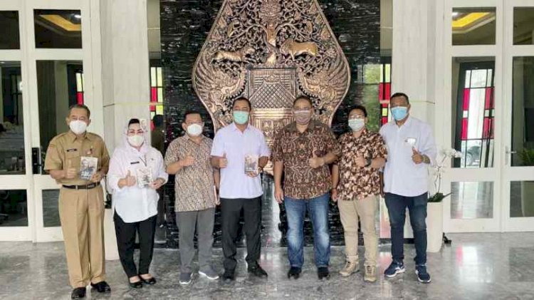 Pengurus JMSI Pusat dan Panitia Rakernas I JMSI berfoto bersama usai audiensi dengan Walikota Semarang Hendrar Prihadi di Balai Kota, Senin (18/10). / RMOL Jateng 