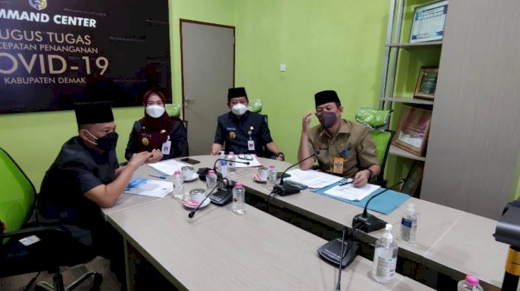 Bupati Demak, Eisti’anah, pada acara Sp4n Lapor Kabupaten Demak Menjawab Aduan Masyarakat Langsung dan Tuntas yang ditayangkan secara streaming melalui youtube Radio Suara Kota Wali Channel langsung dari Ruang Command Center, Senin (18/10/2021). / RMOL Jateng 