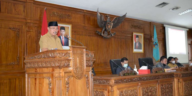 Ketua Badan Pembentukan Peraturan Daerah DPRD Salatiga Agus Pramono SH saat membacakan Raperda Inisiatif di tengah Rapat Paripurna, di Gedung DPRD Salatiga, Senin (18/10).  RMOL Jateng