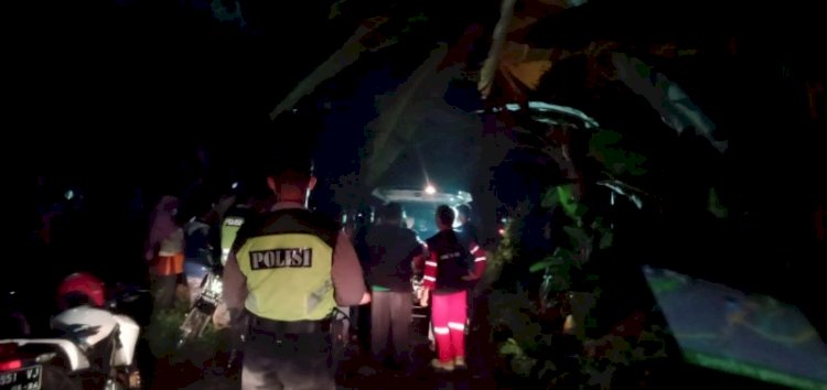 Pencarian seorang bocah Ahsanurrama alias Rama (3), warga Jalan Kav. Benawa No 3 RT 02, RW VII, Tingkir Lor Salatiga, yang ditemukan meninggal dunia di sungai belakang Pabrik Damatex, Salatiga, Kamis (21/10) malam. / RMOL Jateng 