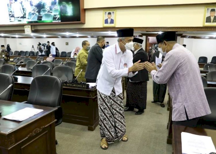 Gubernur Jateng Ganjar Pranowo menyalami anggota dewan dalam Rapat Paripurna DPRD Jateng, Jumat (22/10). / RMOL Jateng 