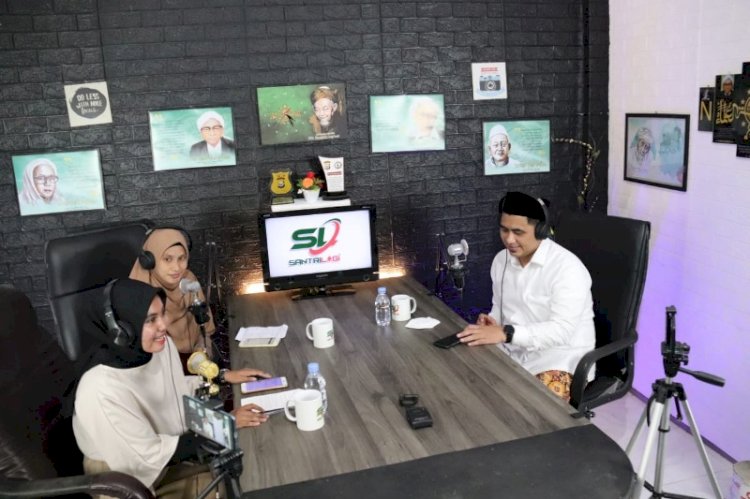 Taj Yasin Maimoen saat podcast Santri Logi di Ternate, Jumat (22/10). 