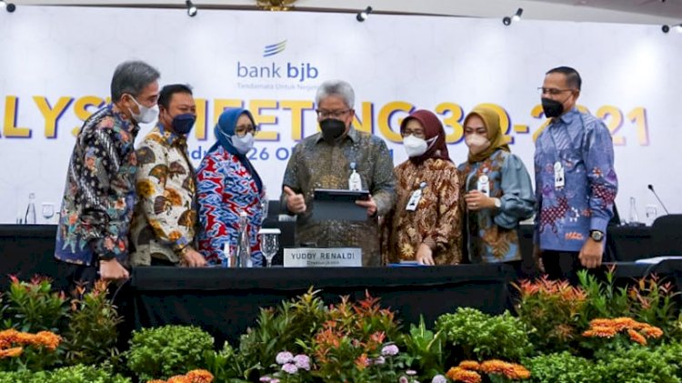 Jajaran Direksi bank bjb dalam acara Analyst Meeting Triwulan III-2021 dan Public Expose bank bjb 2021 di Bandung, Selasa (26/10).