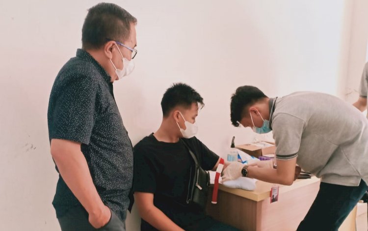 Plt Sekum KONI Kota Semarang Teguh Setyono mengawasi jalannya tes kesehatan/RMOLJateng