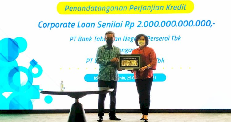 Wakil Direktur Utama Bank BTN, Nixon LP Napitupulu dan Direktur BSDE Lie Jani Harjanto menandatangani kerjasama kredit korporasi di BSD, Senin (25/10)./Dok