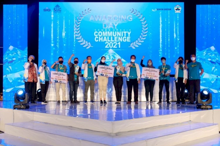 Tiga besar komunitas peraih juara pada Awarding Day SGCC 2021 berfoto bersama dewan juri, perwakilan Dinas is Provinsi Jawa Tengah, dan Manajemen Semen Gresik. / foto: humas PTSG